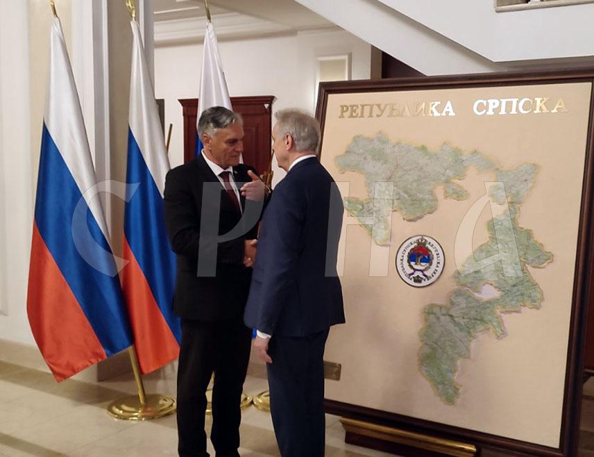 БАЊАЛУКА, 12. МАЈА /СРНА/ - Предсједник Републике Српске Синиша Каран рекао је вечерас да је сарадња Српске са Санкт Петербургом суштински сарадња српског и руског народа.
