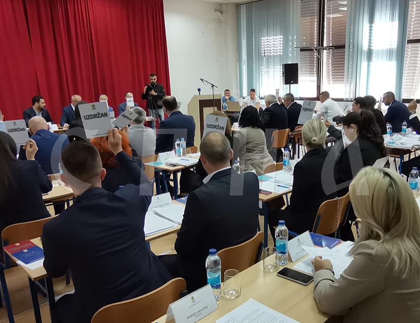 ДOBOJ, 14. MAJА /СРНА/ - Скупштина града Добоја данас је на сједници прихватила задужење града од два милиона КМ код Међународне банке за обнову и развој за санацију и реконструкцију пумпне станице отпадних и оборинских вода на подручју града.
