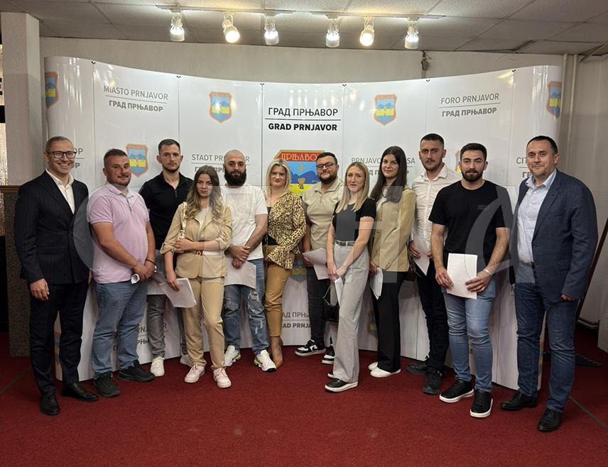 ПРЊАВОР, 14. МАЈА /СРНА/ - У Прњавору су данас потписани уговори са девет младих предузетника којима је одобрено по 6.000 КМ за самозапошљавање у оквиру пројекта "стартап предузетништва за 2026. годину".