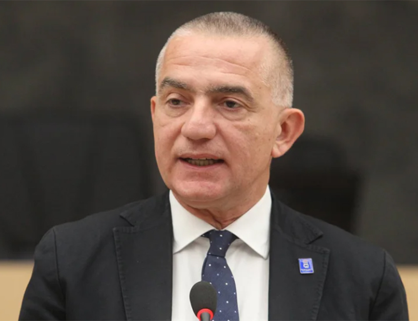 БЕОГРАД, 14. МАЈА /СРНА/ - Министар правде Србије Ненад Вујић изјавио је Срни да је одлука хашког Механизма да не пусти на лијечење генерала Ратка Младића апсолутно политички чин, те да ће о томе писати Савјету безбједности УН и тужити предсједника Механизма Грасијелу Гати Сантану.