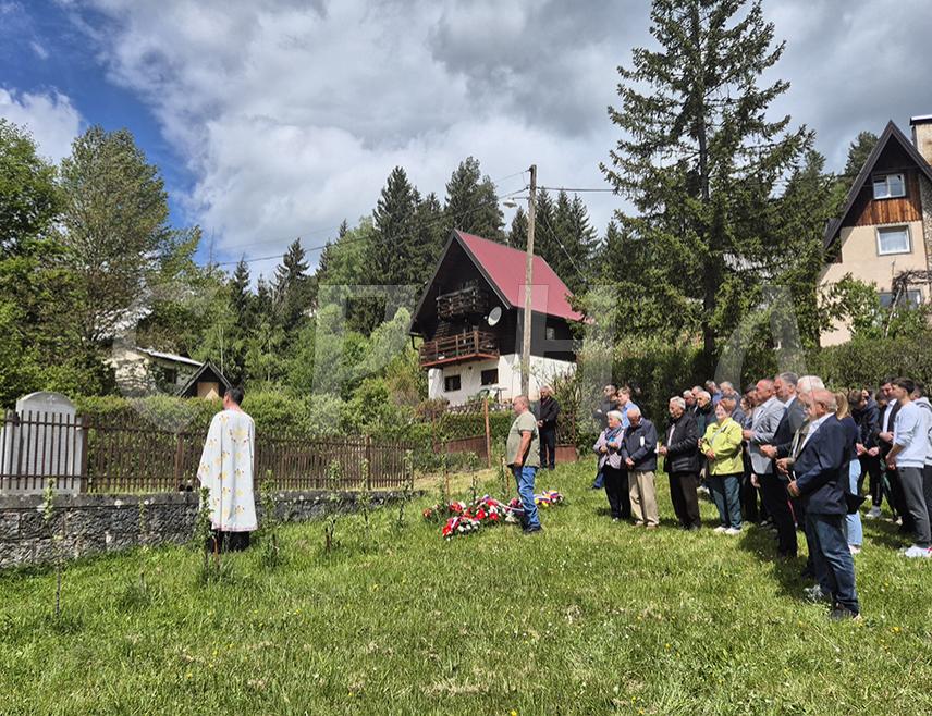 ПАЛЕ, 15. МАЈА /СРНА/ - Код споменика у Криводолима код Пала данас је служен помен за више од 40 српских цивила које су убиле усташе у Другом свјетском рату са којег је поручено да је сјећање на страдале Србе обавеза и темељ постојања српског народа.