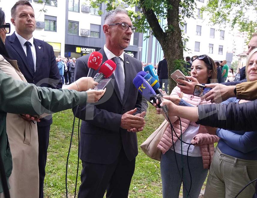 TUZLA, MAY 15 /SRNA/ – Republika Srpska Minister of Labour, War Veterans and Disabled Persons Protection Radan Ostojić has stated today in Tuzla that it is an illusion to speak about law and justice for Serbs in BiH, as after 34 years the crime committed against JNA members, known as the Tuzla Convoy, has still not been prosecuted.