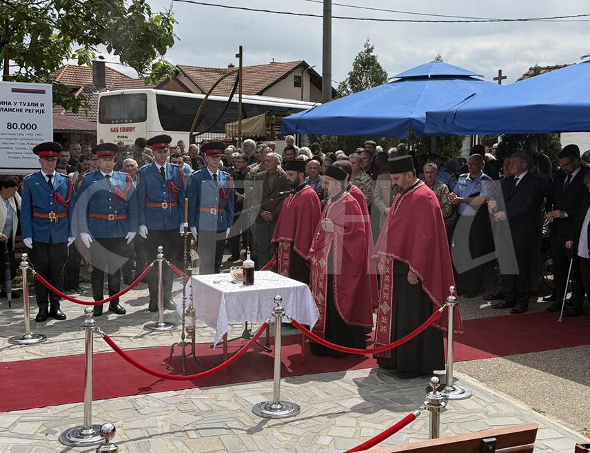 БИЈЕЉИНА, 15. МАЈА /СРНА/ - Парастос за 54 мучки убијена младића у муслиманском нападу на колону ЈНА у Тузли 1992. године служен је данас у Бијељини, испред Спомен-костурнице на гробљу у Пучилама, гдје су положени вијенци и цвијеће.