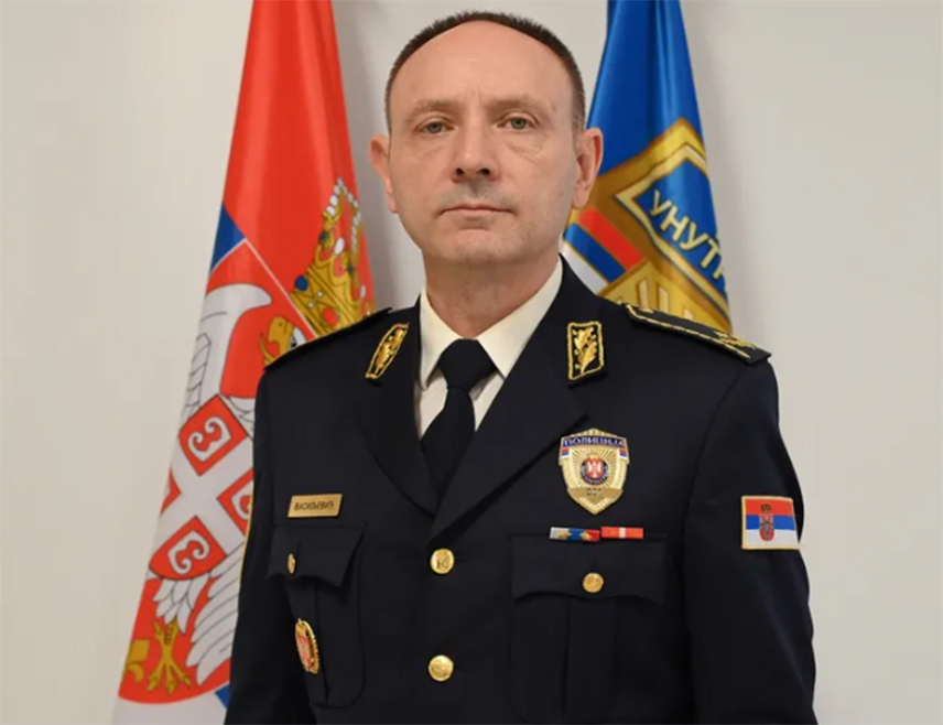 БЕОГРАД, 16. МАЈА /СРНА/ - Директор Полиције Србије Драган Васиљевић рекао је данас да је 10 људи, од којих су четворица полицајци, приведено у оквиру расвјетљавања околности под којима је нестао мушкарац А. Н, за чијим тијелом се трага ако се покаже да је убијен.