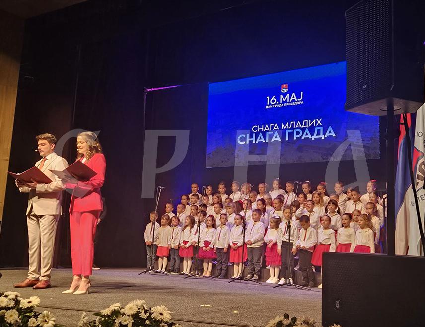 ПРИЈЕДОР, 16. МАЈА /СРНА/ - У Приједору је поводом Дана града одржана свечана академија на којој су додијељене награде и признања, а Повељу почасног грађанина добио је Његово високопреосвештенство митрополит бањалучки Јефрем, као најзаслужнији за обнову и оживљавање манастира Милошевац.