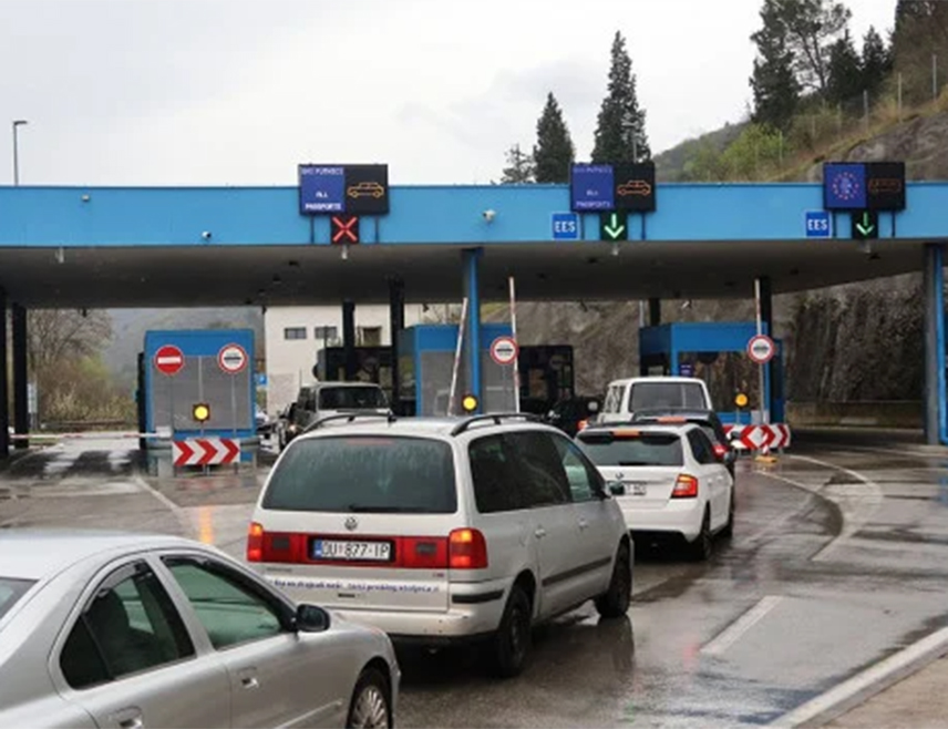 БАЊАЛУКА, 17. МАЈА /СРНА/ - У Републици Српској и ФБиХ јутрос се вози по претежно мокрим или влажним коловозима уз мјестимично смањену видљивост због магле, док је на граничним прелазима појачана фреквенција возила према Хрватској, саопштено је из Ауто-мото савеза /АМС/ Српске.
