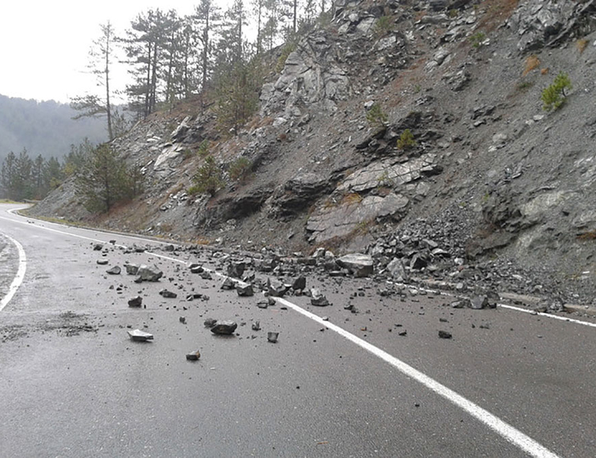 БАЊАЛУКА, 18. МАЈА /СРНА/ - На већини путева у Републици Српској и Федерацији БиХ /ФБиХ/ саобраћај се одвија по претежно сувим коловозима, уз повећану опасност од одрона, саопштио је Ауто-мото савез /АМС/ Републике Српске.