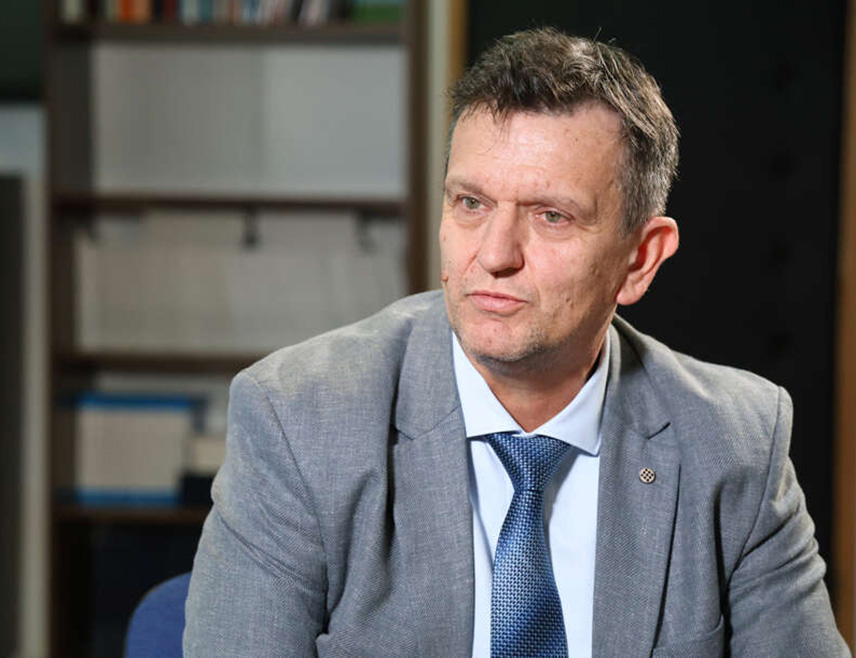 САРАЈЕВО, 18. МАЈА /СРНА/ - Предсједник СДС-а Бранко Блануша рекао је да Кристијан Шмит одлази из БиХ јер му, како каже, истиче мандат.