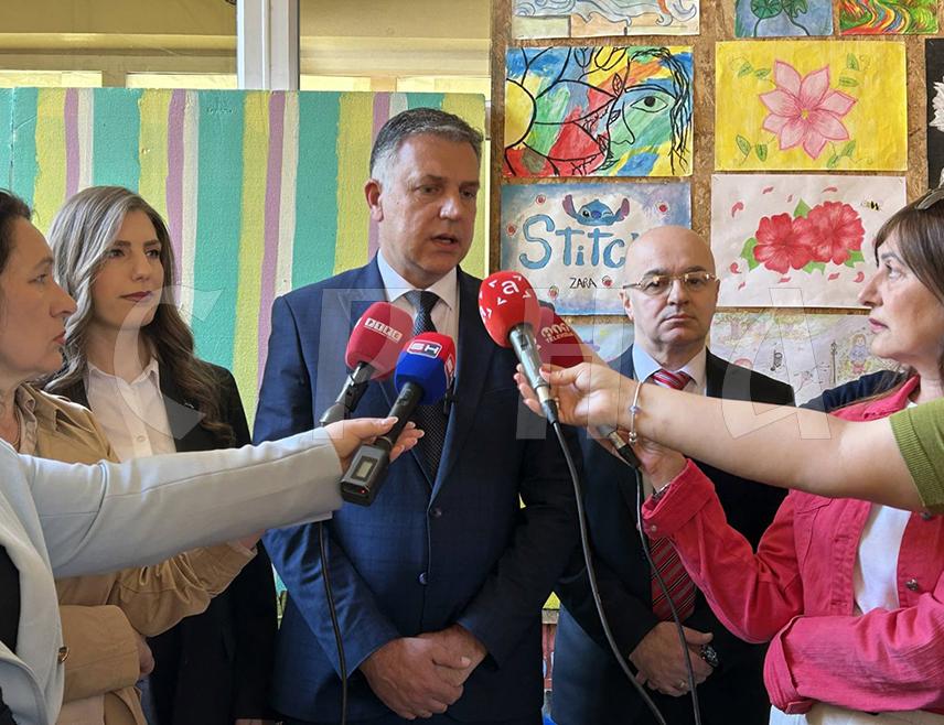 БИЈЕЉИНА, 18. МАЈА /СРНА/ - Министар просвјете и културе Републике Српске Боривоје Голубовић изјавио је у Бијељини да ће Министарство инвестирати 119.000 КМ у санацију кровне конструкције Основне школе "Вук Караџић" у Бијељини, али да је обезбиједило и средства за санацију школских објеката у Драгаљевцу и Балатуну.