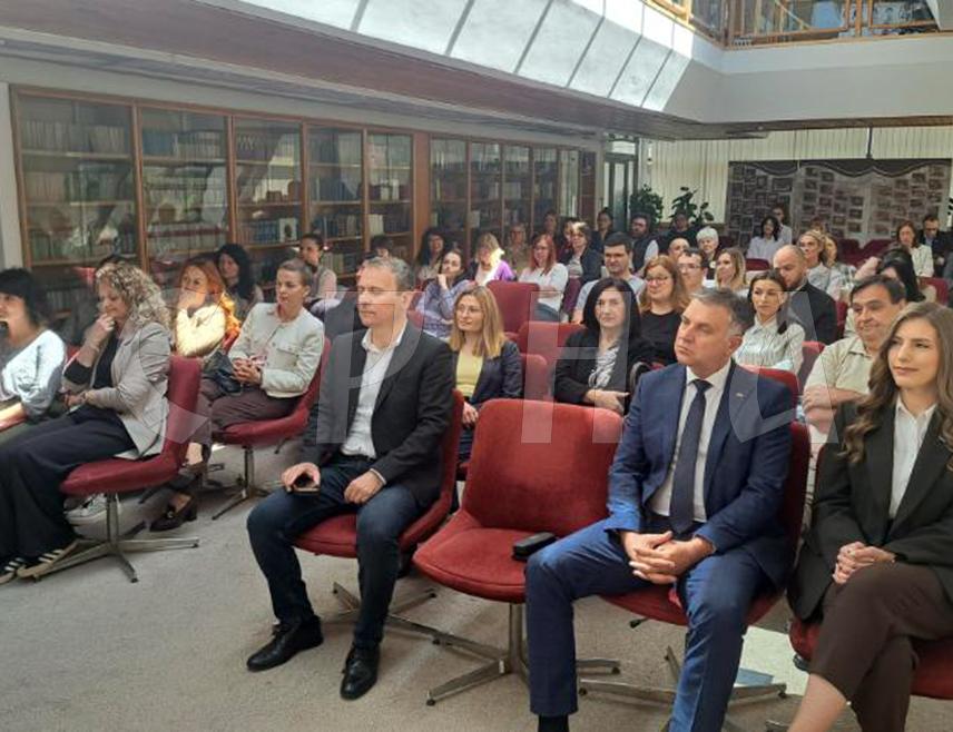 БИЈЕЉИНА, 18. МАЈА /СРНА/ - Министар просвјете и културе Републике Српске Боривоје Голубовић рекао је да ће Народна библиотека "Филип Вишњић" у Бијељини до краја године добити панорамски лифт за лица са инвалидитетом, вриједан око 53.000 КМ.