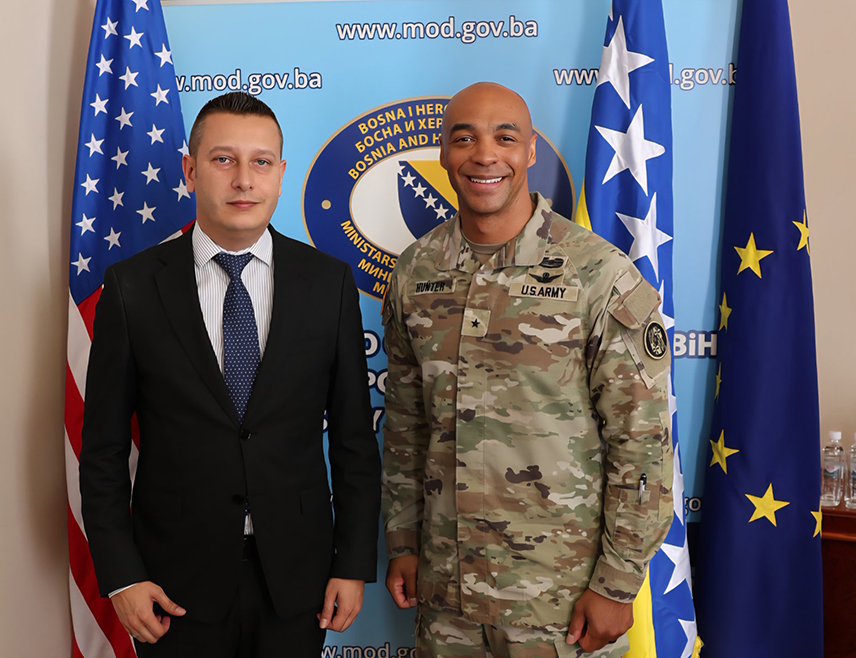 САРАЈЕВО, 18. МАЈА /СРНА/ - Замјеник министра одбране у Савјету министара Александар Гогановић разговарао је са директором Заједничког штаба Националне гарде Мериленда бригадним генералом Крегом Хантером и војним аташеом САД у БиХ бригадиром Грегоријем Холмсом о унапређењу сарадње и наставку заједничких активности у области одбране.
