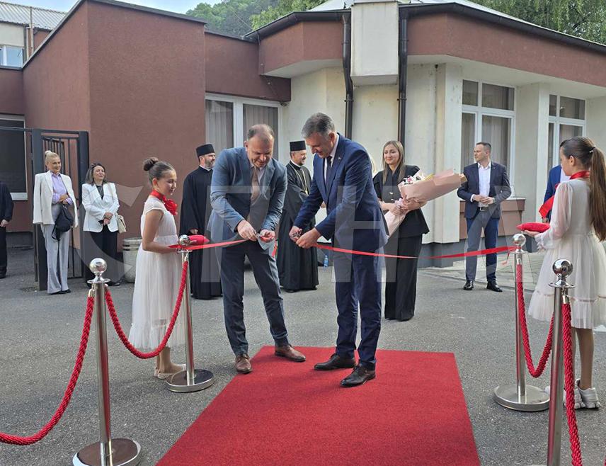 ЗВОРНИК, 18. МАЈА /СРНА/ - Министар просвјете и културе Републике Српске Боривоје Голубовић и градоначелник Зворника Бојан Ивановић отворили су вечерас у овом граду Умјетничку школу "Војин Комадина".