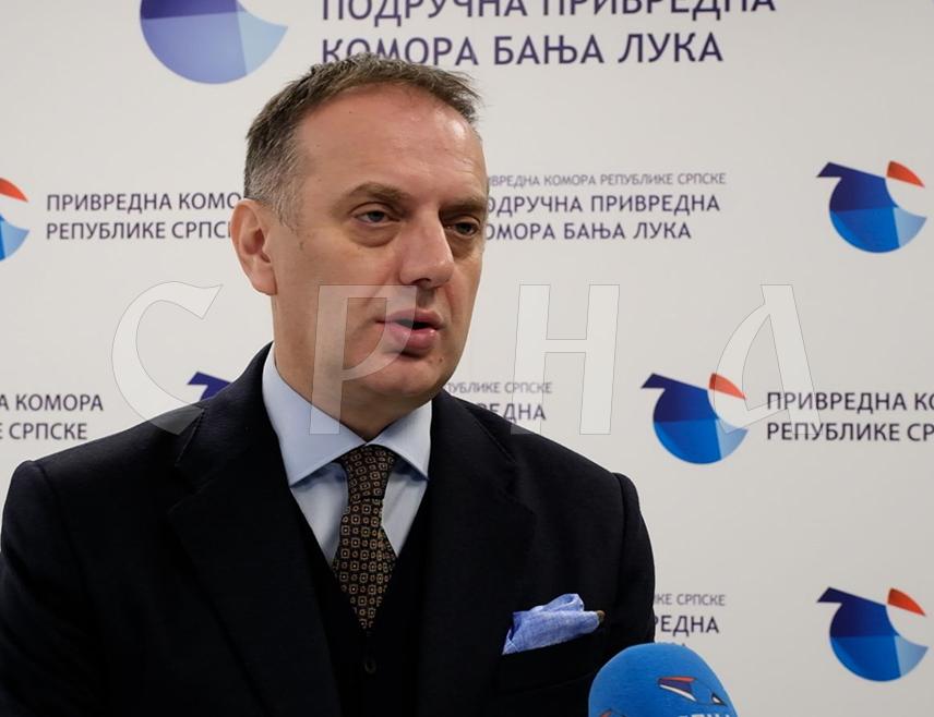 БАЊАЛУКА, 19. МАЈА /СРНА/ - Предсједник Привредне коморе Републике Српске Горан Рачић изјавио је да ће привреда Српске, али и Федерације БиХ /ФБиХ/ имати огромне губитке уколико нови гранични прелаз у Градишци не буде отворен што прије, те им пријети потпуни колапс.