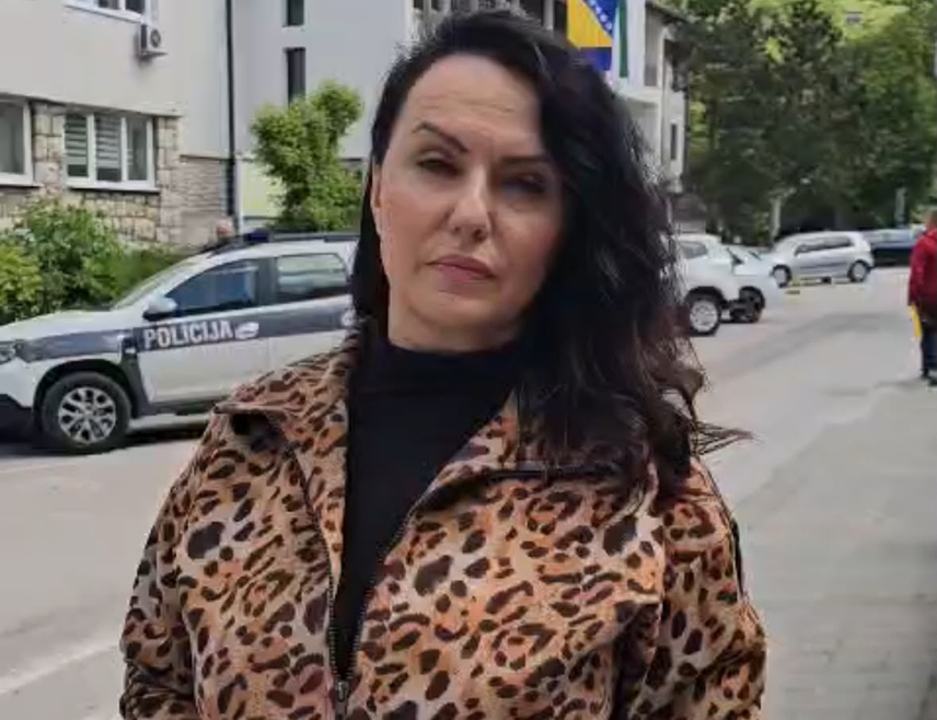 ЈЕЗЕРО, 19. МАЈА /СРНА/ - Начелник општине Језеро Снежана Ружичић пријавила је Полицијској станици Јајце бивше припаднике муслиманских ратних паравојних јединица из ове федералне општине због говора мржње на друштвеним мрежама.