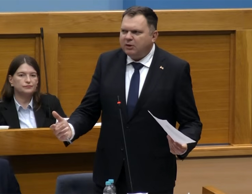 БАЊАЛУКА, 19. МАЈА /СРНА/ - Народна скупштина Републике Српске размотрила је вечерас Приједлог закона о измјенама и допунама Закона о полицији и унутрашњим пословима.
