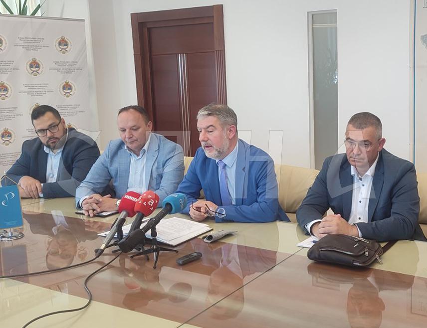 БАЊАЛУКА, 20. МАЈА /СРНА/ - Амандманима на измјене и допуне Закона о обавезном здравственом осигурању биће обезбијеђено да сваки радник, чак и уколико му послодавац није уплатио доприносе, има право на здравствену заштиту, договорено је данас на састанку представника Министарства здравља, Савеза синдиката, Уније послодаваца и Фонда здравственог осигурања.