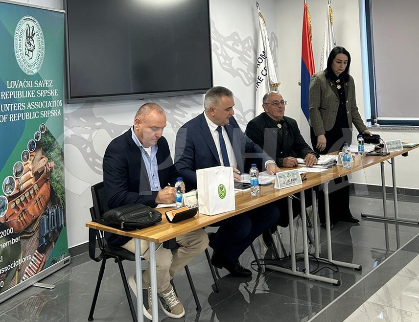 БАЊАЛУКА, 20. МАЈА /СРНА/ - У Републици Српској тренутно је регистровано 28.000 ловаца, међу којима је више од 150 жена, рекао је данас предсједник Ловачког савеза Саво Минић.