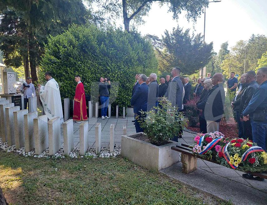 ИСТОЧНО НОВО САРАЈЕВО, 21. МАЈА /СРНА/ - На споменик "Слава српском борцу" у Источном Новом Сарајеву данас су положени вијенци поводом Спасовдана, крсне славе ове општине, а потом је у Храму Светог великомученика Георгија у Миљевићима служена Света литургија.