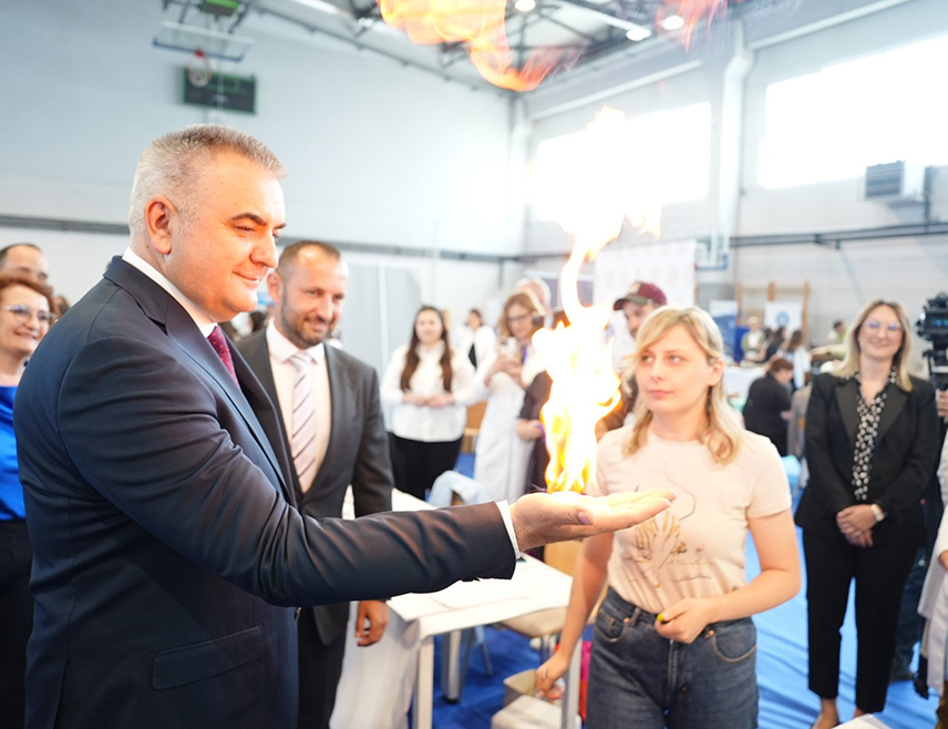 BANJA LUKA, MAY 21 /SRNA/ - Republika Srpska Prime Minister Savo Minić attended the opening of the 14th Science Festival at the University of Banja Luka campus, where visitors are presented with more than 100 experiments, scientific demonstrations and workshops.
