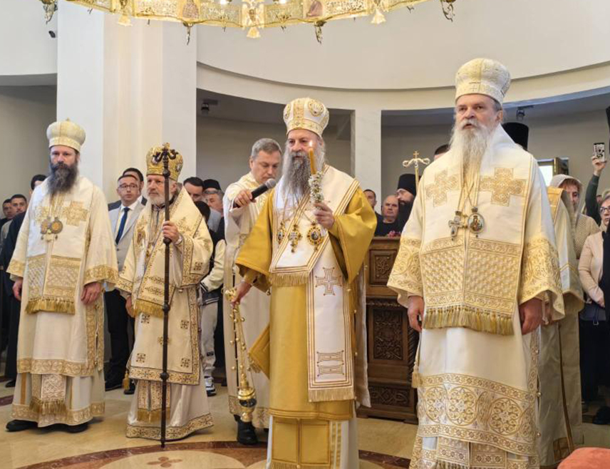 БЕОГРАД, 21. МАЈА /СРНА/ - Његова светост патријарх српски Порфирије служио је у порти Вазнесењске цркве у Београду Свету архијерејску литургију поводом храмовне славе и славе града Београда и позвао грађане да се вечерас придруже литији до Храма Светог Саве на челу које ће бити једна од највећих светиња хришћанства и православља - Чудесни појас Свете Богородице.