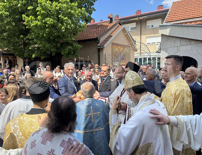 ФЕСТИВЕ ПРОЦЕССИОН ИН НЕВЕСИНЈЕ АС ЦИТY АНД ЦХУРЦХ МАРК ТХЕИР ПАТРОН САИНТ'С ДАY