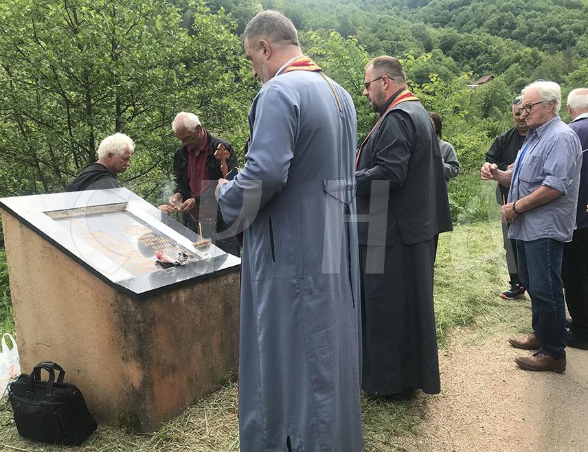 МИЛИЋИ, 21. МАЈА /СРНА/ - У насељу Жутица у општини Милићи данас је служен парастос за осам српских бораца и цивила које су 21. маја 1992. године из засједе убиле муслиманске снаге на регионалном путу Милићи-Сребреница, али због пасивности правосуђа породице још нису дочекале правду.