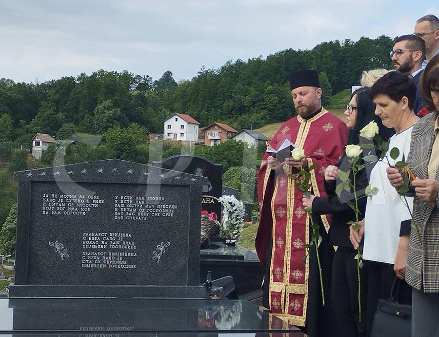 БАЊАЛУКА, 22. МАЈА /СРНА/ - У Бањалуци је почело обиљежавање 34 године од смрти 12 бањалучких беба у тадашњем Клиничком центру, које су умрле због неразумијевања свјетских моћника који нису дозволили транспорт кисеоника.