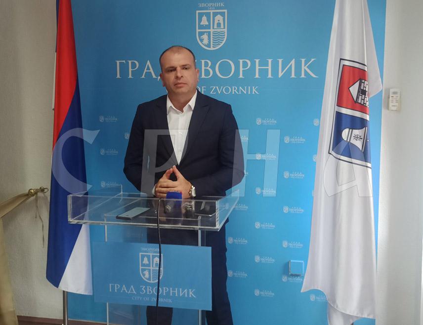 ЗВОРНИК, 22. МАЈА /СРНА/ - Градоначелник Зворника Бојан Ивановић рекао је данас Срни да је Градска управа у претходнм периоду радила одговорно и домаћински, да се улагало у инфраструктуру, образовање, привреду, културу и спорт, знајући да сваки напредак има смисла само ако доприноси бољем животу грађана.