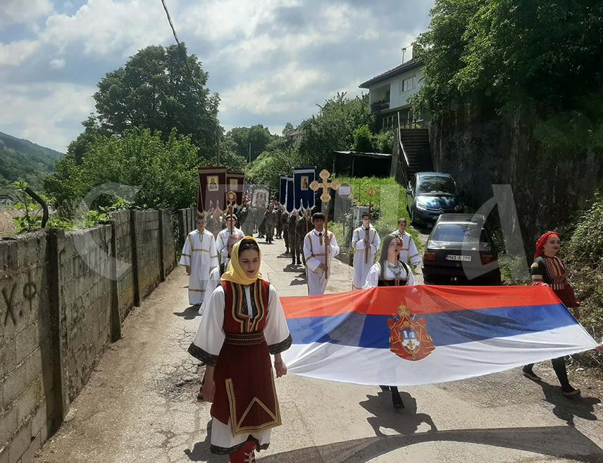 ФОЧА, 22. МАЈА /СРНА/ - Светом архијерејском литургијом, коју је предводио Његово високопреосвештенство митрополит дабробосански Хризостом, ломљењем славског колача и свечаном литијом кроз град, Храм Светог Николе и Фоча прославили су данас крсну славу - Пренос моштију Светог Николаја.