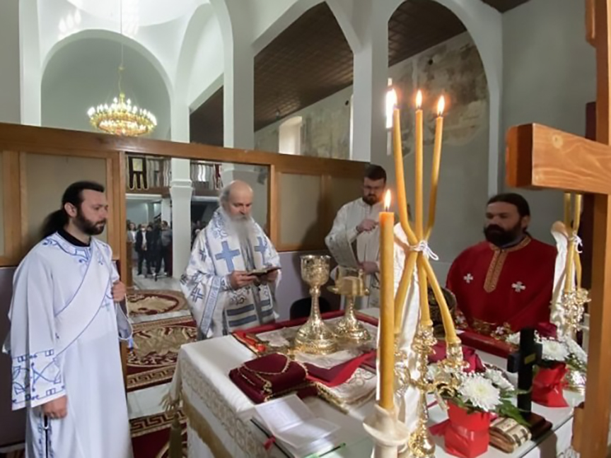 БЕОГРАД, 22. МАЈА /СРНА/ - Његово високопреосвештенство митрополит рашко-призренски Теодосије служио је данас литургију у Храму Светог Николе у Приштини поводом храмовне славе - Преноса моштију Светог Николе, поручивши да се обновом ове светиње обнављају и Срби на Косову и Метохији.