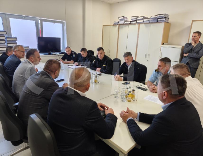 GRADIŠKA, May 22 /SRNA/ – Director of the Indirect Taxation Authority of BiH Zoran Tegeltija says that a single border crossing would not solve the congestion problems in Gradiška and expressed hope that two border crossings would soon be operational.