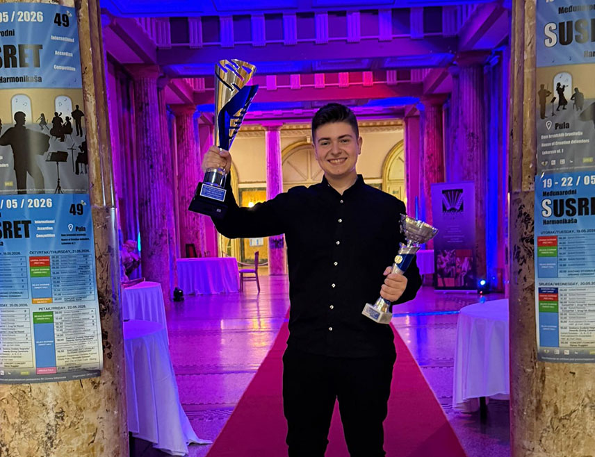 BIJELJINA, MAY 22 /SRNA/ - Young accordion virtuoso Đorđe Perić achieved another historic international success by winning the City of Pula Cup at the 49th International Accordionists’ Meeting in Pula, one of the most prestigious and oldest accordion festivals in Europe.