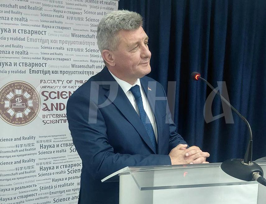 ПАЛЕ, 23. МАЈА /СРНА/ - Министар за научнотехнолошки развој и високо образовање Републике Српске Драга Мастиловић рекао је на отварању Међународног научног скупа "Наука и стварност" на Палама да је Филозофски факултет Универзитета у Источном Сарајеву понос цијеле Републике Српске и да је постигао значајан напредак у научно-наставном раду и развоју.