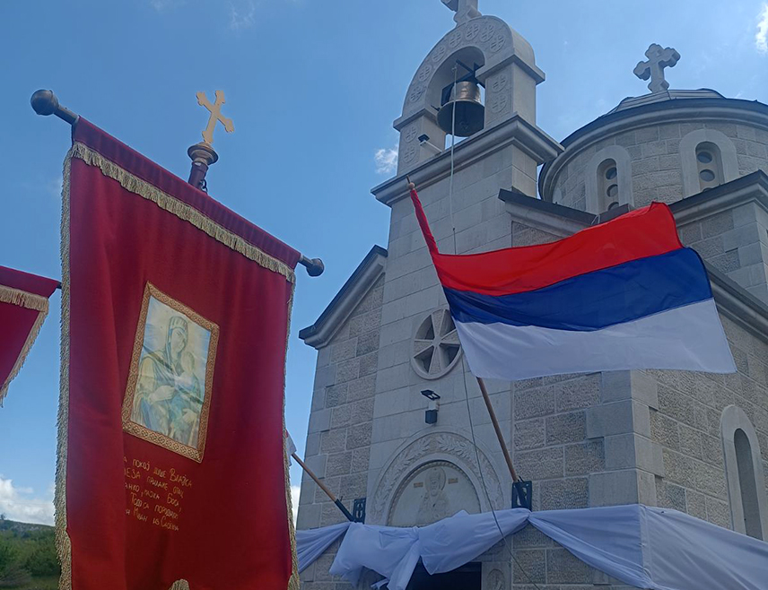КАЛИНОВИК, 23. МАЈА /СРНА/ - Његово високопреосвештенство митрополит дабробосански Хризостом освештао је данас у Романима код Калиновика Храм преноса моштију Светог оца Николаја, чиме је, након деценија тишине и страдања, оживљено ово некада пусто село.