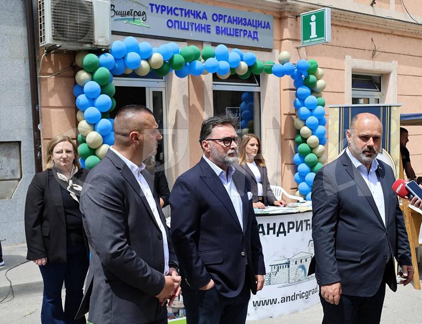 VIŠEGRAD, MAY 23 /SRNA/ - With an exhibition of stands featuring domestic products, handmade crafts, food, and drinks, the "Višegrad Korzo" began today on the main street in Višegrad, an event aimed at promoting the summer tourist season and the potential of the city on the Drina River.
