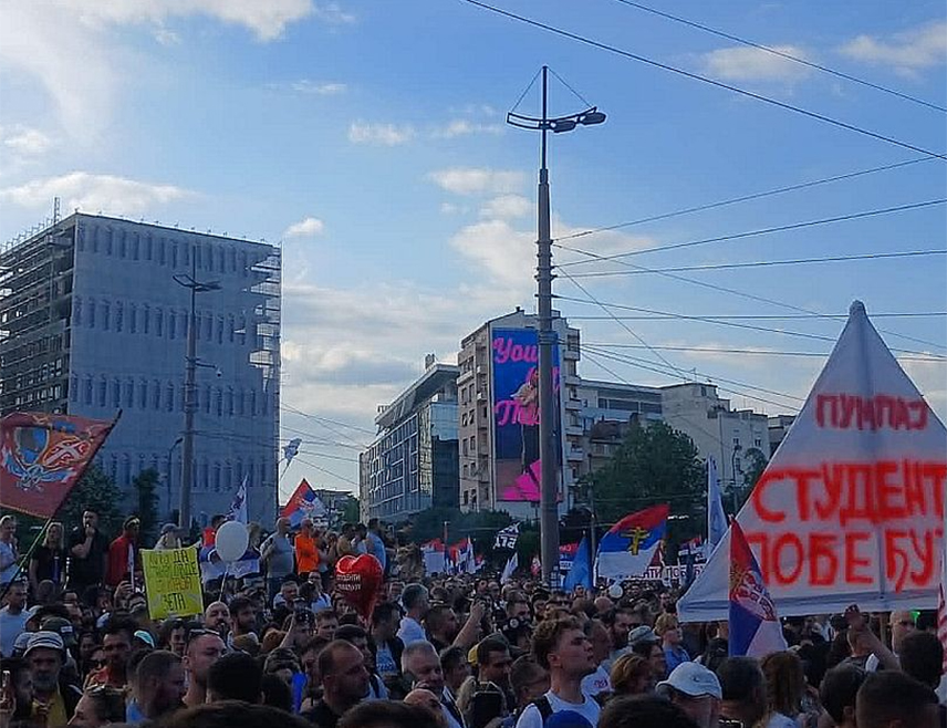 БЕОГРАД, 23. МАЈА /СРНА/ - На пријављеном јавном окупљању у Београду, према процјенама полиције, присутно је око 34.300 грађана и до сада није било већих инцидената, рекао је директор полиције Србије Драган Васиљевић.