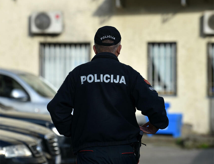 ПОДГОРИЦА, 23. МАЈА /СРНА/ – Полиција је ухапсила седамдесетдвогодишњег корисника Дома старих у Подгорици осумњиченог да је напао и ударио песницом у главу корисницу те установе од које је хтио да украде новац.