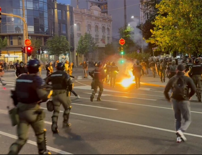 БЕОГРАД, 23. МАЈА /СРНА/ - Учесници протеста на који су позвали студенти у блокади вечерас су напали припаднике полиције код Предсједништва Србије.