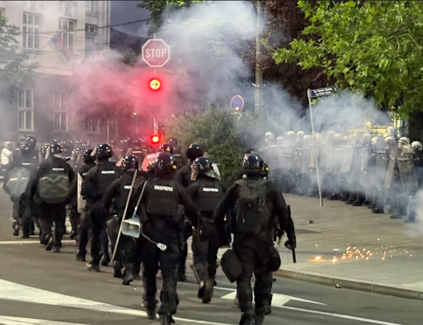 BELGRADE, MAY 23 /SRNA/ - Participants in the protest, called by students in a blockade, continued this evening to attack police deployed around Pionirski Park, while law enforcement is pushing them back.