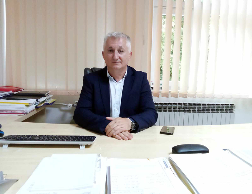 ДВОР, 23. МАЈА /СРНА/ - За општину Двор најбоље би било да не прима накнаду за радиоактивни отпад, Хрватска је једина земља која је прво донијела политичку одлуку гдје ће складиштити такав отпад, па сада доказује да је та локација погодна, изјавио је Срни начелник Двора Никола Арбутина.