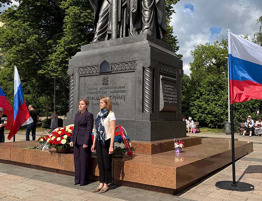 МОСКВА, 24. МАЈА /СРНА/ - Делегација Представништва Републике Српске у Русији је на Дан словенске писмености и културе учествовала у годишњој свечаној церемонији полагања цвијећа на споменик Светим равноапостолним Ћирилу и Методију у Москви.