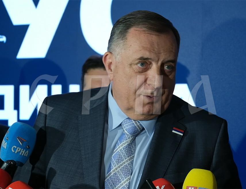 БАЊАЛУКА, 24. МАЈА /СРНА/ - Предсједник Милорад Додик изјавио је да послије 30 година треба да буде укинута формална функција високог представника, те да подржава политику нове америчке администрација да одлуке морају бити у рукама народа, односно представника које је бирао.