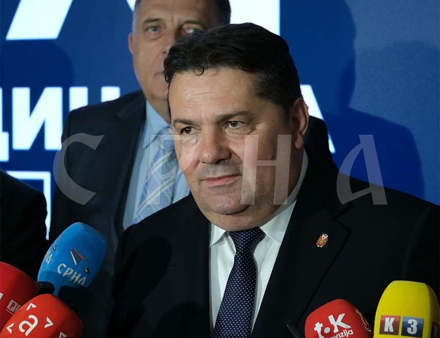 BANJA LUKA, MAY 24 /SRNA/ - The President of United Srpska, Nenad Stevandić, emphasized that Serbian unity should preserve the Serbian people and that today's Assembly of that political party in Banja Luka is a small gathering of representatives from the strongest Serbian parties.