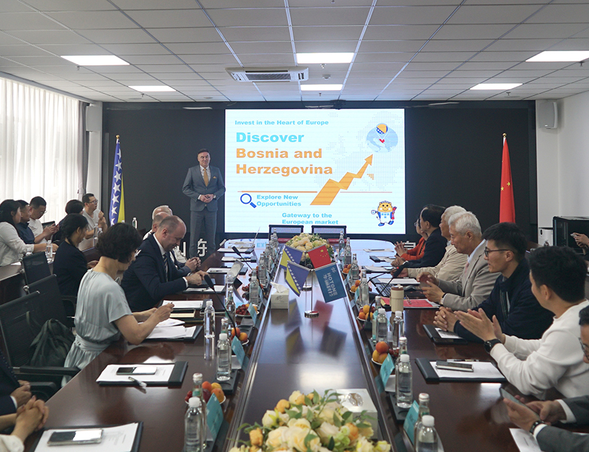 BEIJING, MAY 25 /SRNA/ – A business seminar on attracting investments to BiH and promoting the Brod Free Zone was held in the Chinese city of Qingdao, attended by around sixty representatives of Chinese companies, local institutions, and business associations.