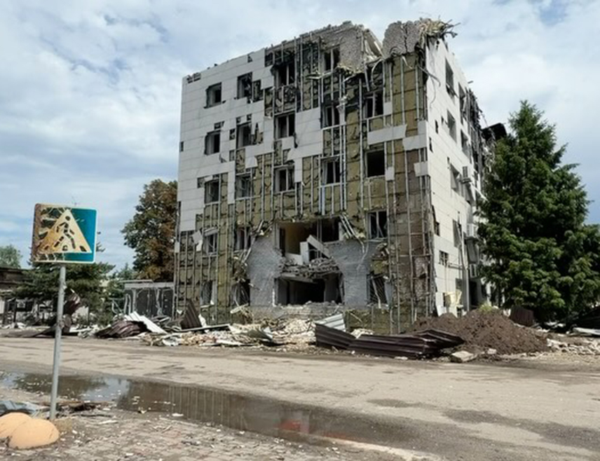 МОСКВА, 25. МАЈА /СРНА - РИА Новости/ - Портпарол Кремља Дмитриј Песков нагласио је важност извјештавања о украјинском нападу на универзитет у Старобељску, у Луганској Народној Републици /ЛНР/, у којем је погинуло 21 лице, и критиковао је западне медије што се о том злочину не оглашавају објективно.