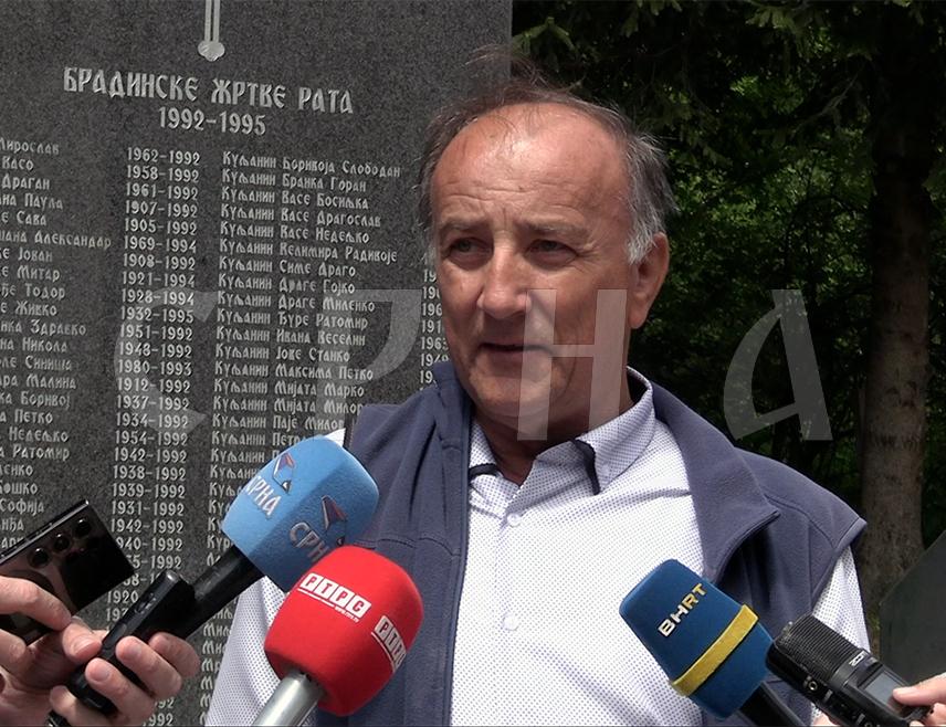 БРАДИНА, 25. МАЈА /СРНА/ - Некадашњи мјештанин Брадине Миливоје Куљанин изјавио је да породице Срба убијених у нападу мусиманских и хрватских снага на ово село у мају 1992. године посебно боли најављена изградња споменика на Иван седлу у знак, како то у ФБиХ представљају, "величанствене побједе над четничким агресором" иако су жртве овдје били српски цивили.