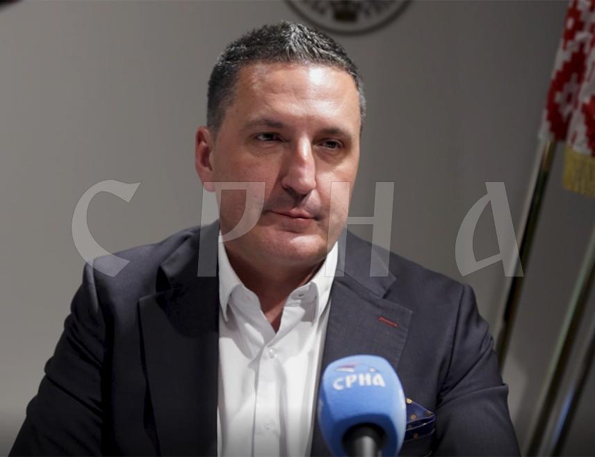 ПАЛЕ, 25. МАЈА /СРНА/ - Генерални директор "Сарајево-гаса" Недељко Елек изјавио је Срни да је данас позван на разговор у Агенцију за истраге и заштиту /Сипа/ БиХ поводом кривичне пријаве за негирање геноцида у Сребреници, оцијенивши да је ријеч о наставку притиска на грађане Републике Српске.