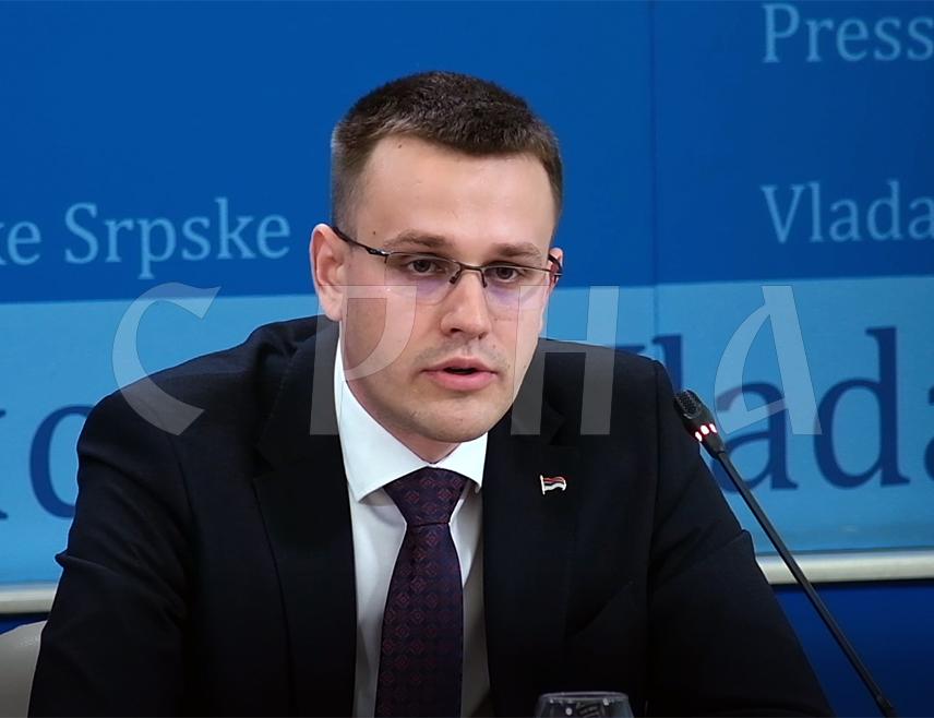 БАЊАЛУКА, 26. МАЈА /СРНА/ - Злоупотребом одређених категорија у друштву и личним политичким маркетингом градоначелник Бањалуке Драшко Станивуковић жели да политички побјегне из града који је у катастрофалном стању, оцијенио је савјетник премијера Републике Српске за друштвено-политичка питања Александар Лозо.