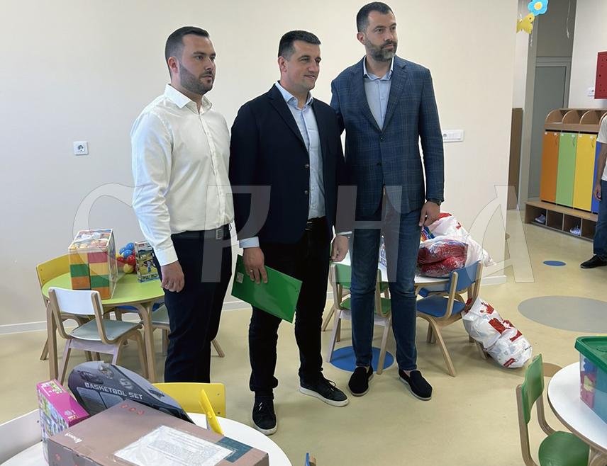 БАЊАЛУКА, 26. МАЈА /СРНА/ - На подручју Бањалуке више од 2.000 дјеце чека на мјесто у вртићу и то је алармантан проблем који мора што прије бити ријешен, упозорио је данас организациони секретар СНСД-а Игор Додик.