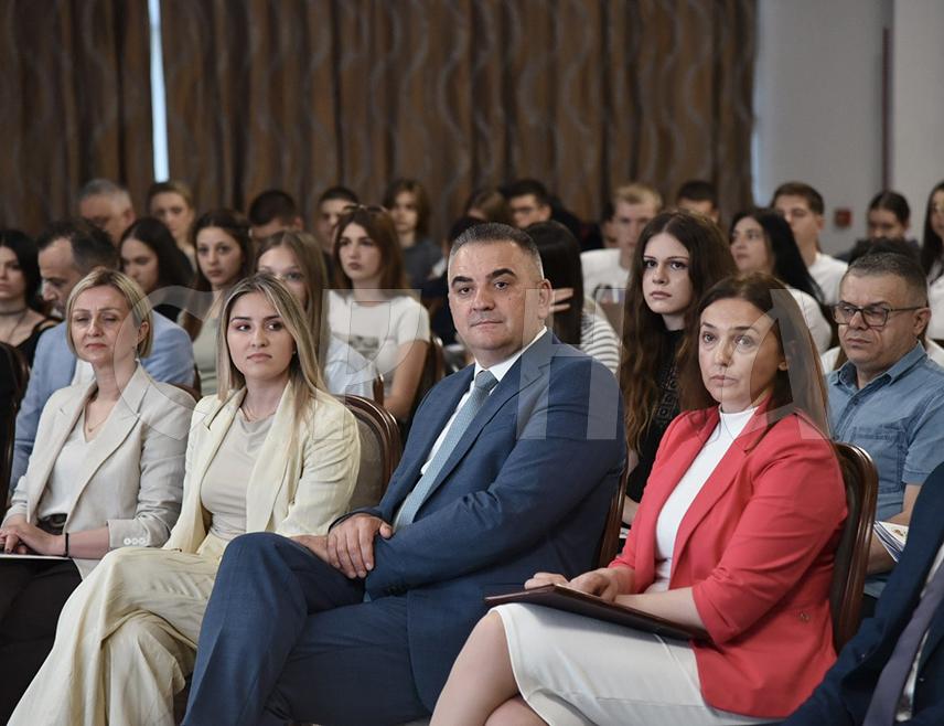БАЊАЛУКА, 26. МАЈА /СРНА/ - Премијер Републике Српске Саво Минић изјавио је да је конференција младих под називом "Идеје младих за будућност Српске" прилика да се чује шта их занима и шта сматрају важним, те да ће Влада њихове приједлоге подржати и преточити у конкретне мјере.